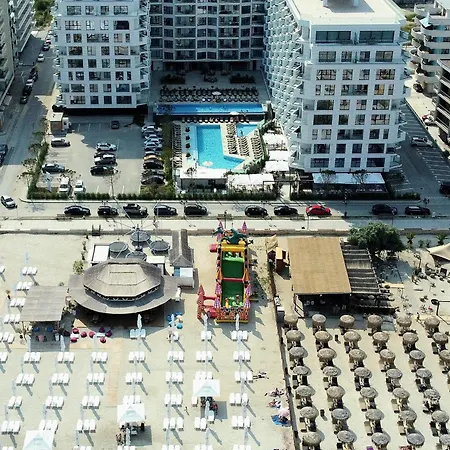 Celine In Infinity Pool & Apartman Năvodari