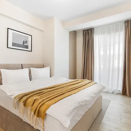 Celine - Infinity Pool &