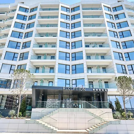 Celine - Infinity Pool & アパート *