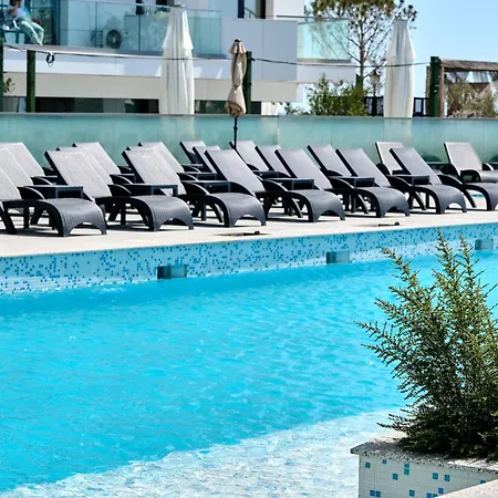Celine In Infinity Pool & Διαμέρισμα