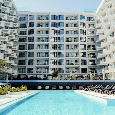 Celine - Infinity Pool &
