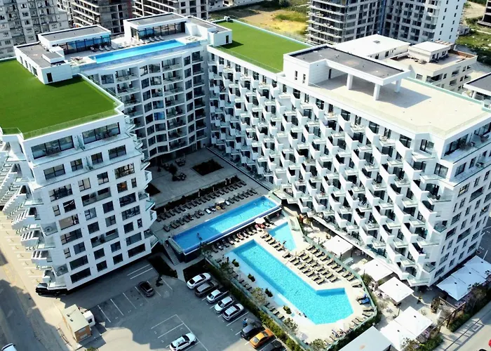 Celine - Infinity Pool & Năvodari