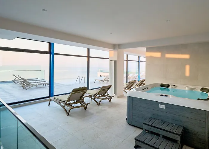 Celine - Infinity Pool & アパート *