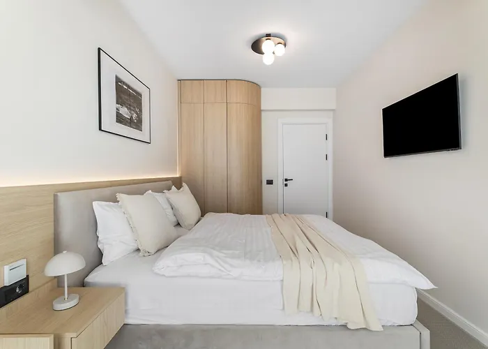 Celine - Infinity Pool & アパート *