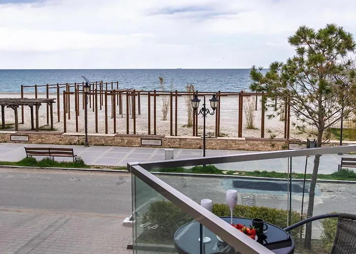 Celine - Infinity Pool & アパート