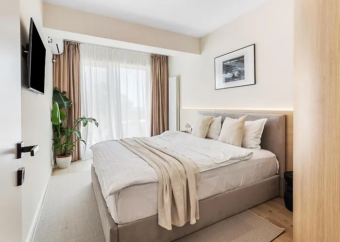 Celine - Infinity Pool & アパート