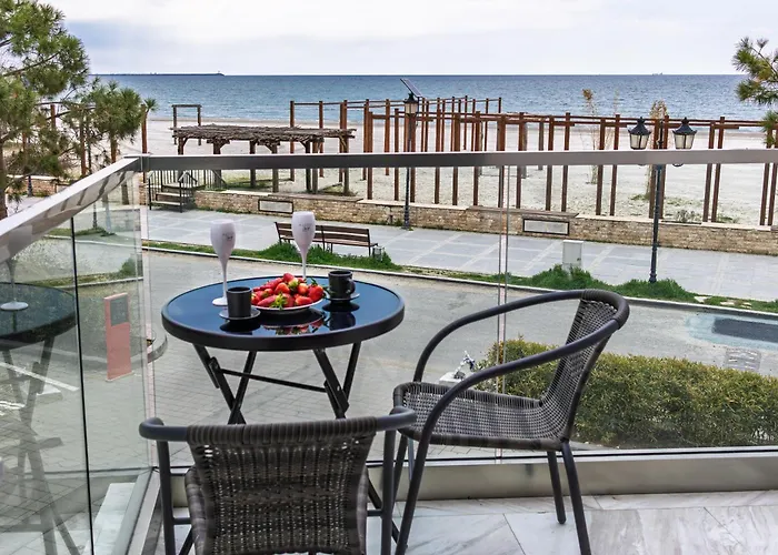 Celine - Infinity Pool & アパート